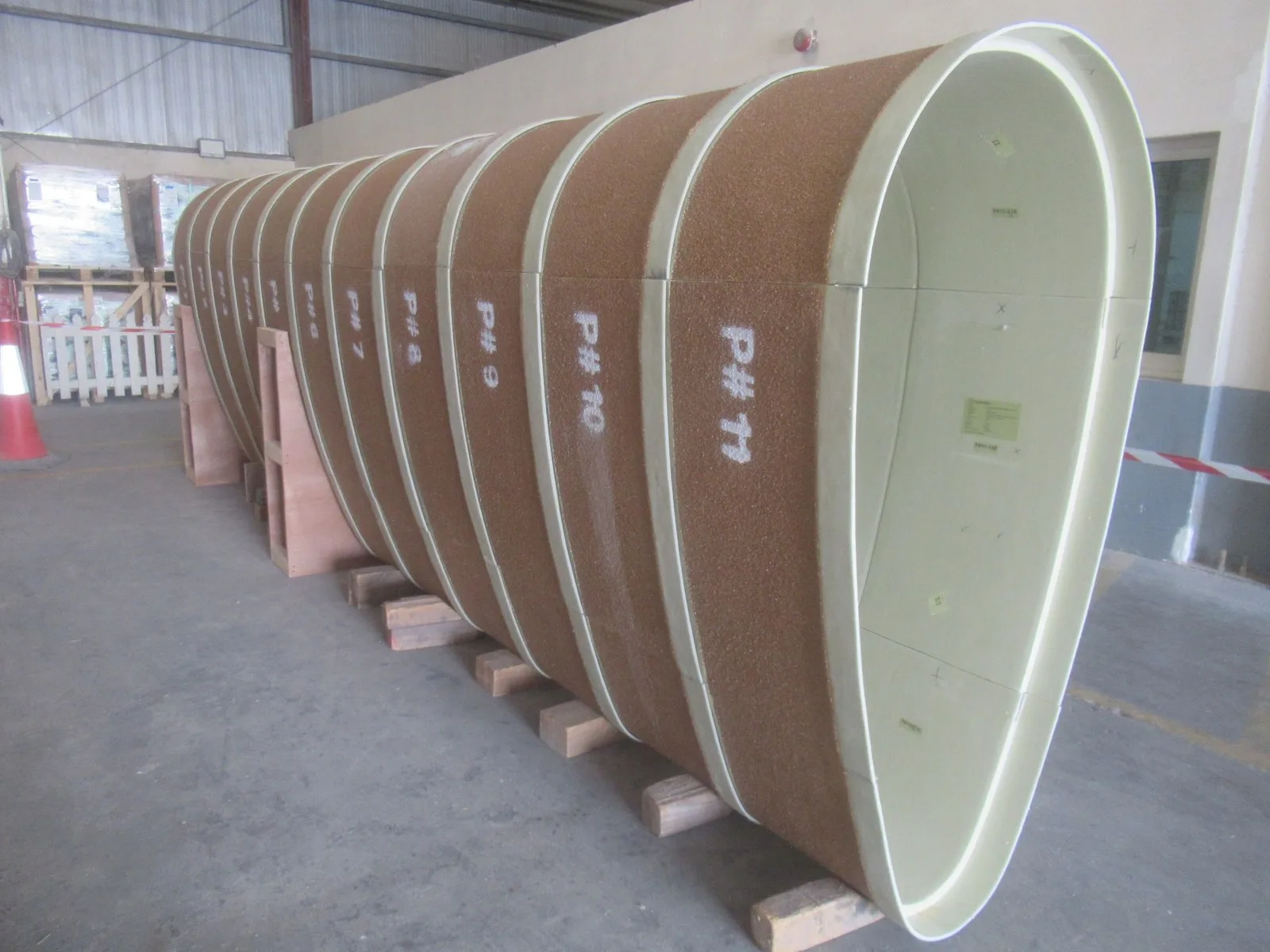 Coques PRV de forme ovoïde numérotées, alignées en usine avant expédition