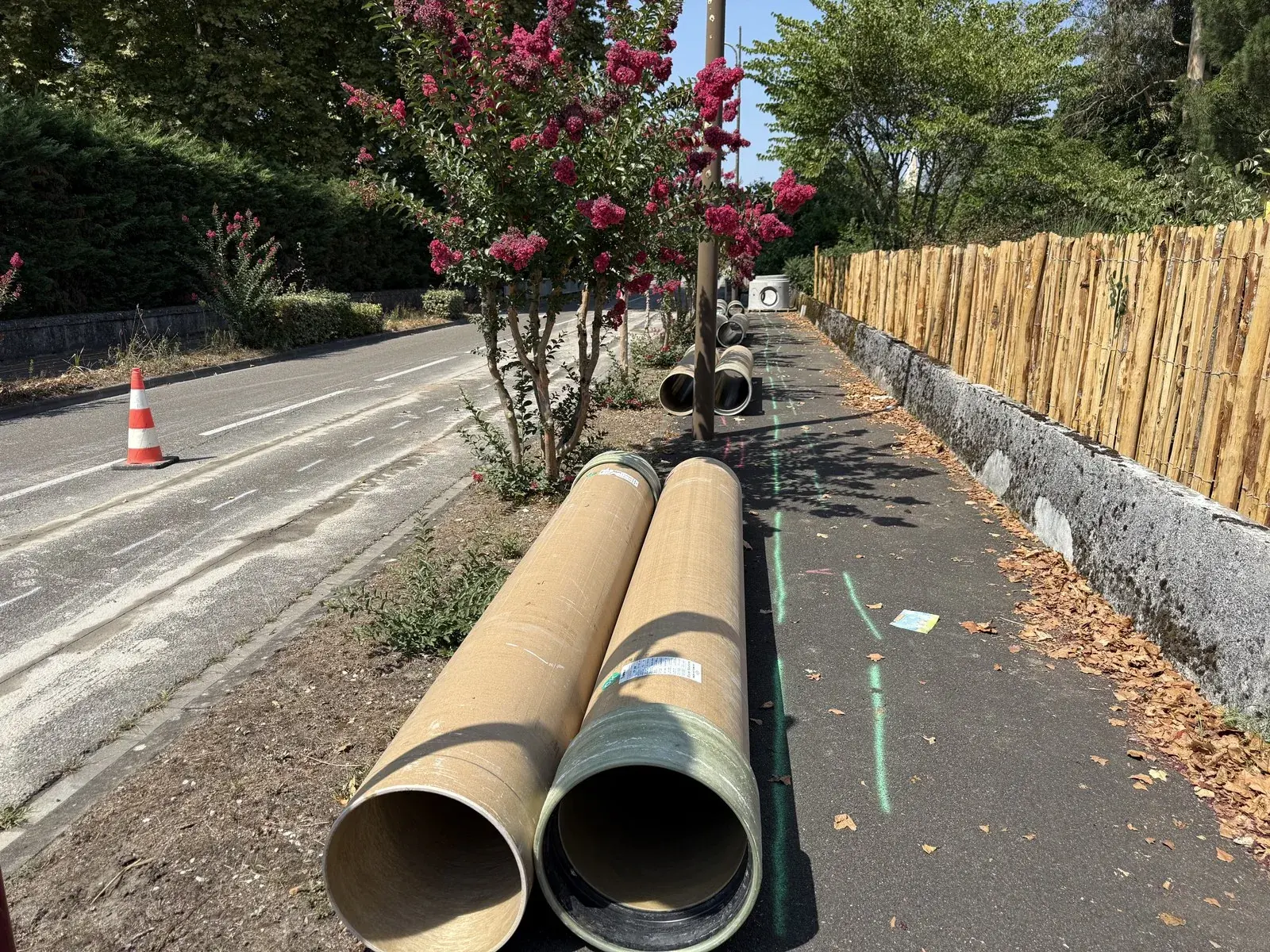 Tuyaux PRV posés au sol le long d’une route avant leur installation